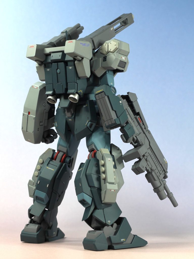 足のスラスター付近のスタビライザーらしき板は薄く削り込みました。塗装は全体的に淡い感じで、スケール感を意識しました。