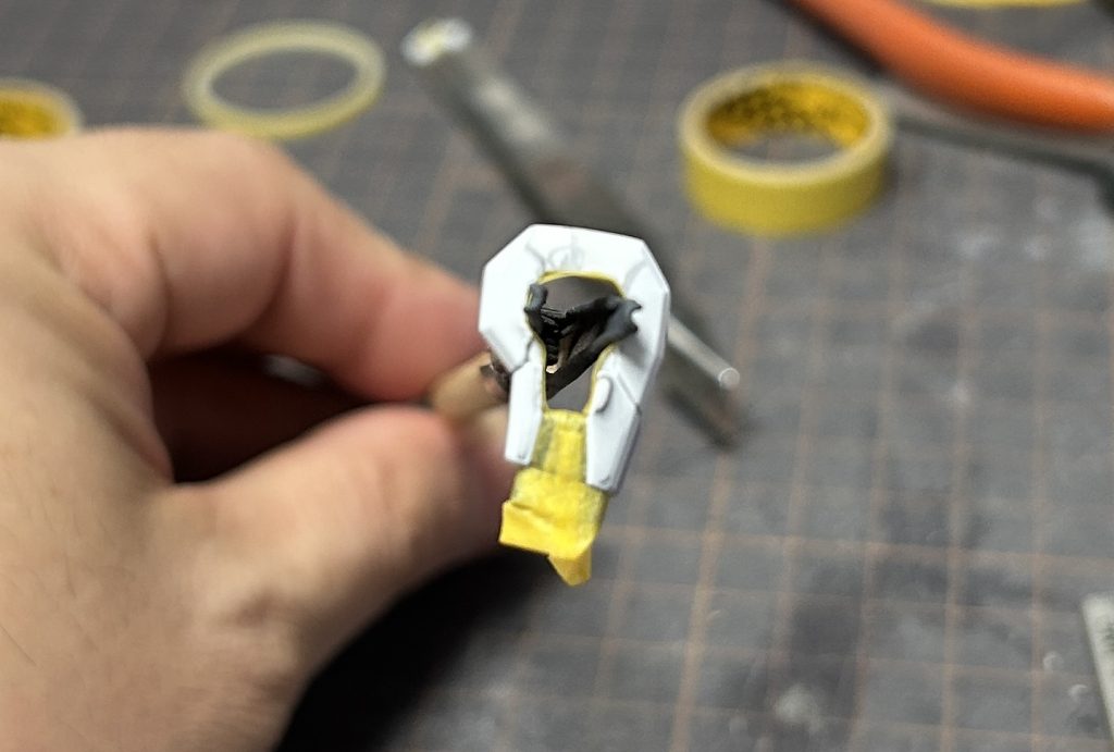 今回の失敗。ずっとHGキット触ってばかりだったのでいかにもMGっぽさあるパーツ分けのクリアランス確保出来てなくて、塗装後ハメたらパーツ割れました。そもそも重ね塗りしてたのがよくなかった…2回割れを繰り返しましたがバンダイのパーツ精度を思い知った。今回失敗ばかりで、他にも勘違いから違う色で塗ったとか、青に蛍光ピンク混ざってるの忘れててデカール滲ませてしまうとか挙げたらキリがないくらい。またかよー、と思っても自分を無にして失敗しても成功するまでやり直せばいつかは成功します。本番に勝る練習はない。