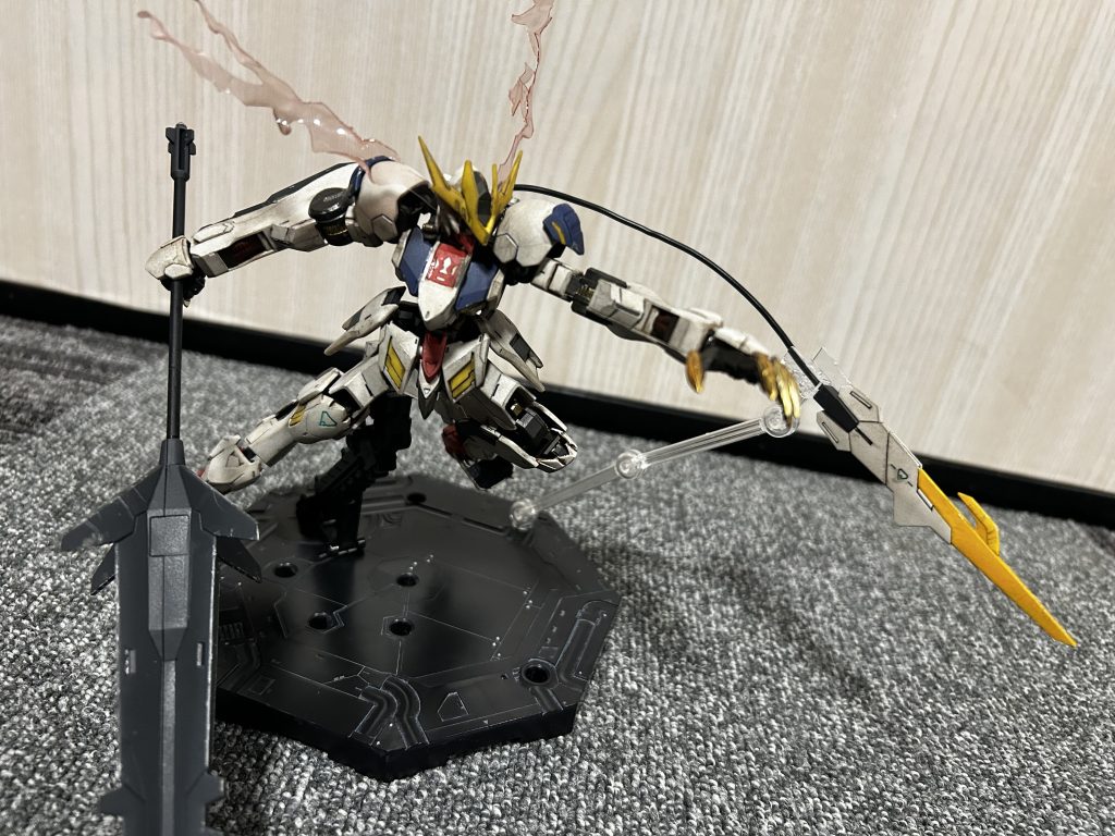 成形色にウェザリング、トゲトゲんとこは尖らす、部分塗装はガンダムマーカーの簡単仕上げ目のオーラ？みたいなんはツイッターでやってたプラスチックのコップで作るやつやってみました