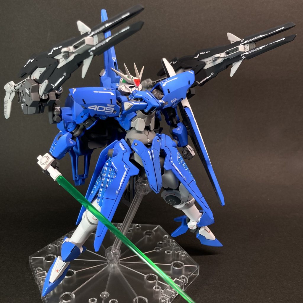 製作について・・・ 基本的にはポータントですが、腕はエアリアルと交換、肩アーマーはレギンレイズジュリアの脚から。胸、股間、足首のアーマーはグリムゲルデから。額のアンテナ周辺が大型化、複雑化しているのは、ASSsystemの双方向通信機能が追加されているから(っていう設定)です。計6枚のサイドスカートは、もともとポータントに付属している羽根を使っています。カレトヴルッフフェーダーのハンガーラックは、30MMのパーツで作りました。