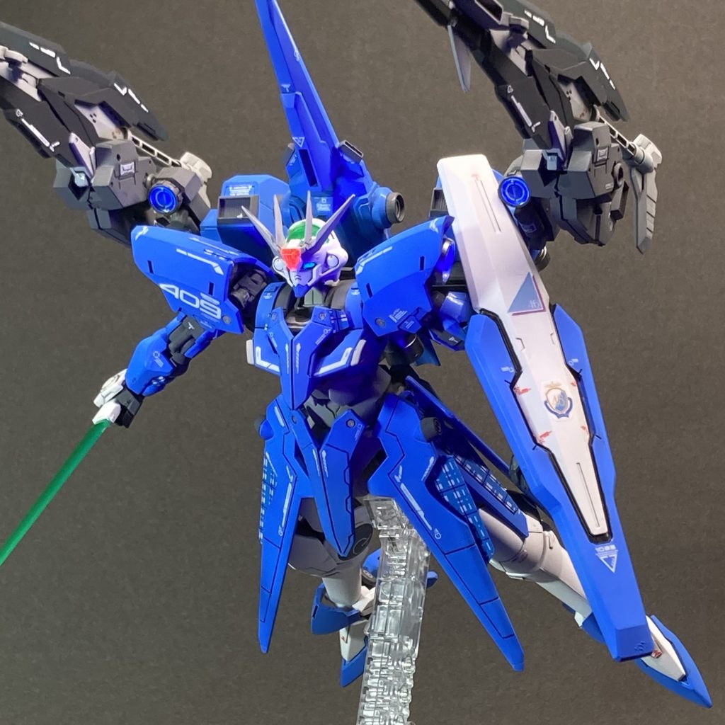 デザインとカラーリングについて・・・ 今回、モチーフにしたのは、この夏にリニューアルされた日向坂46の新制服です。青のスカートとジャケットの組み合わせで、スカートの裾や襟などにタータンチェックがあしらわれています。そのイメージで製作しましたが、タータンチェックはMSには可愛すぎるので、新規にチェック柄をデザインして、デカール化して各所に貼ってみました。シールドの日向坂マークとエンブレムも自作デカールです。 基本的には、日向坂46の制服や楽曲などをモチーフにしながら、日向坂を知らない人が見てもMSとして成立する、ということを目標しています。