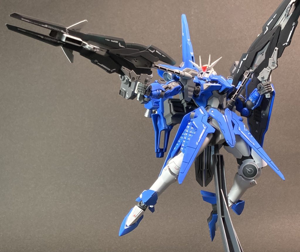 ASSとは・・(というか妄想設定) 機体名のASSは、本機に搭載されたASS systemに由来している。ASS systemとは、「Absolute Sixth Sense」つまり「絶対的第六感」を人為的に形成するシステムであり、具体的には、他者の意識の直感的な理解や、他者との瞬間的な意識の共有を、医学の領域ではなく電子工学の領域で構築しようとするシステムである。 パイロット同士は、専用ヘルメットを介してデータ化された意識を双方向高速通信することで、自動的に意識を共有する。とはいっても、他者の意識すべてを共有することは人間の脳には不可能であり、また、自我の崩壊を招きかねない危険を伴う。そこで・・(続きます・・・)