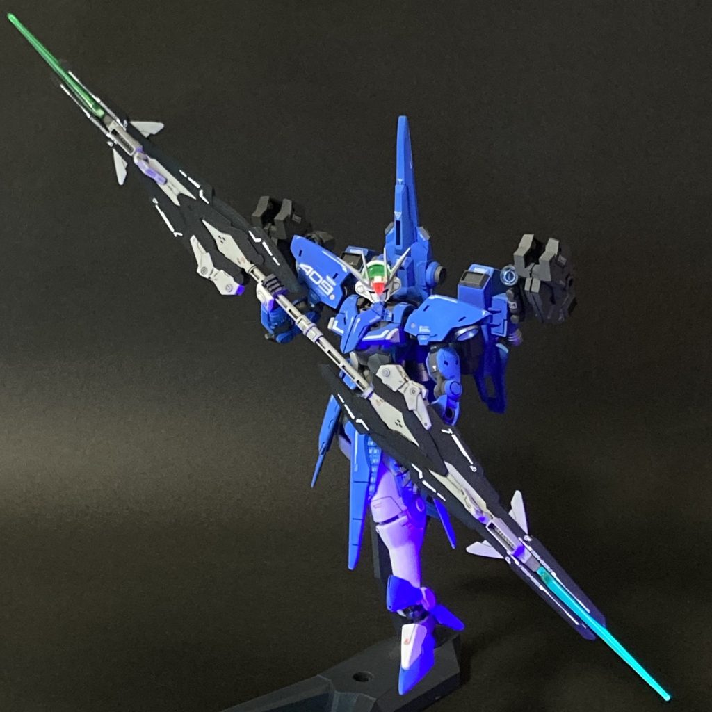 カレトヴルッフフェーダーの使い方・・・ ご存じ、2017年のHJ誌の付録です。ここまでの写真でご覧いただいたように、ハンガーラックから下ろして手持ちの銃として使用することも、あるいはハンガーラックごと回転させて射撃体勢をとることも可能です。そして、2丁を接続して、写真のように使うことも出来ます。