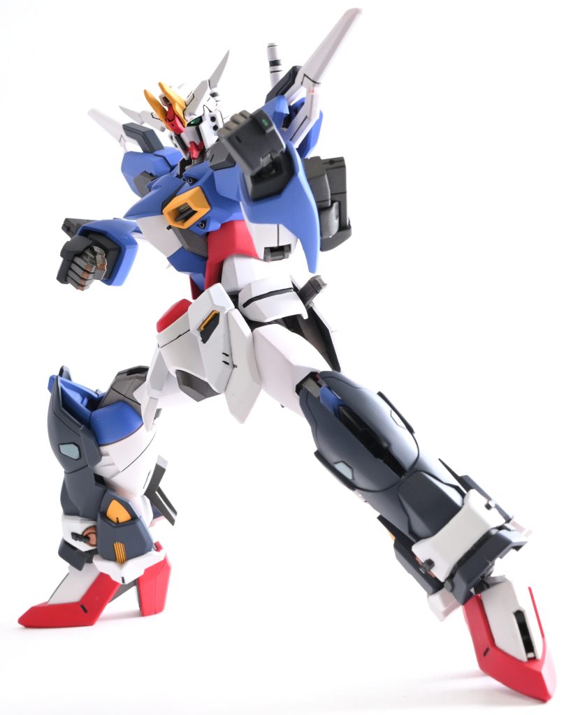 ■ポージング_構え基本は拳と蹴りで格闘戦するイメージなので、握り手の拳も用意しました。次元ビルドナックルを使用し、甲のパーツにプラ板を貼り付けセンサーっぽくして個性を出してみました。イモータルジャスティスは脚が細い為、太さのバランスを補う為に脛当てを装着、脛当てにはガンダムアスクレプオスの肩アーマーを流用しています。