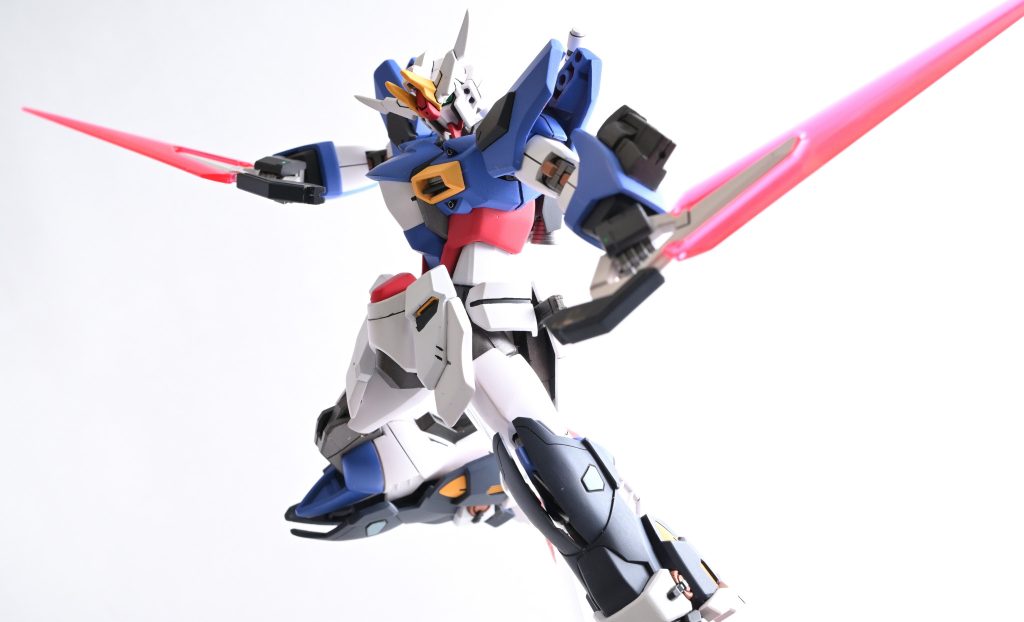 ■ポージング_ビームブーメラン肩のブーメランを外して、サーベルみたいにしてみたり。フロントスカートはシェンロンガンダムの物を形状変更してたりします。