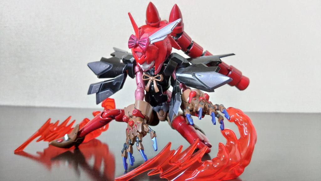 元に使ったキットの「モビルドール・サラ」から下半身はコトブキヤの「フレームアームズ・ガール マテリア」の下半身を使用することで劇中の高いアクション性を再現したゾ!