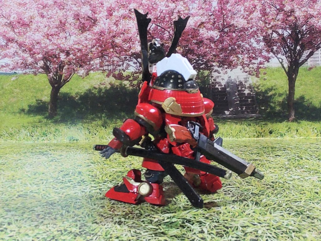 後ろ姿。当初はSDWHの78代目を使用の予定でしたが思ったより形にならず、首から下をLGBBの武者に変更。