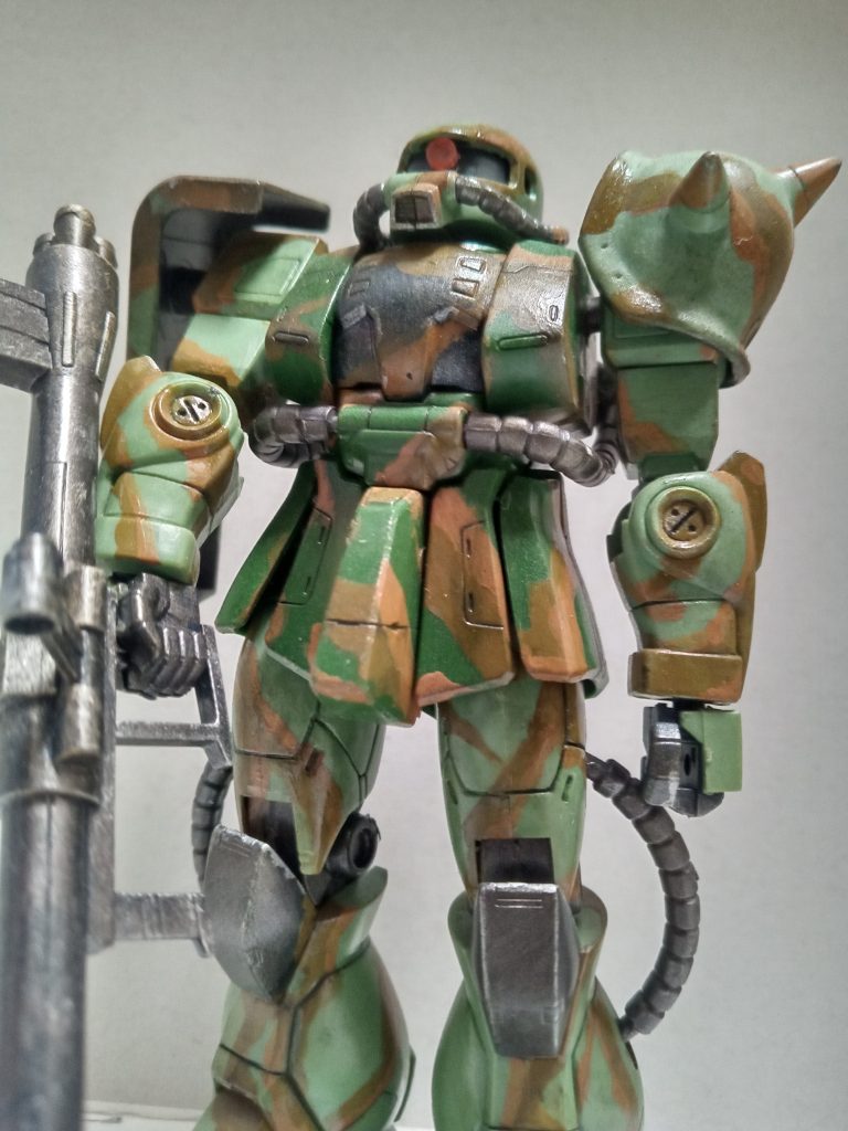 旧HGだけあって合わせ目や可動性はちょっと厳しいものの、意外と細かいモールドなど進化の歴史が見て取れて興味深いです。