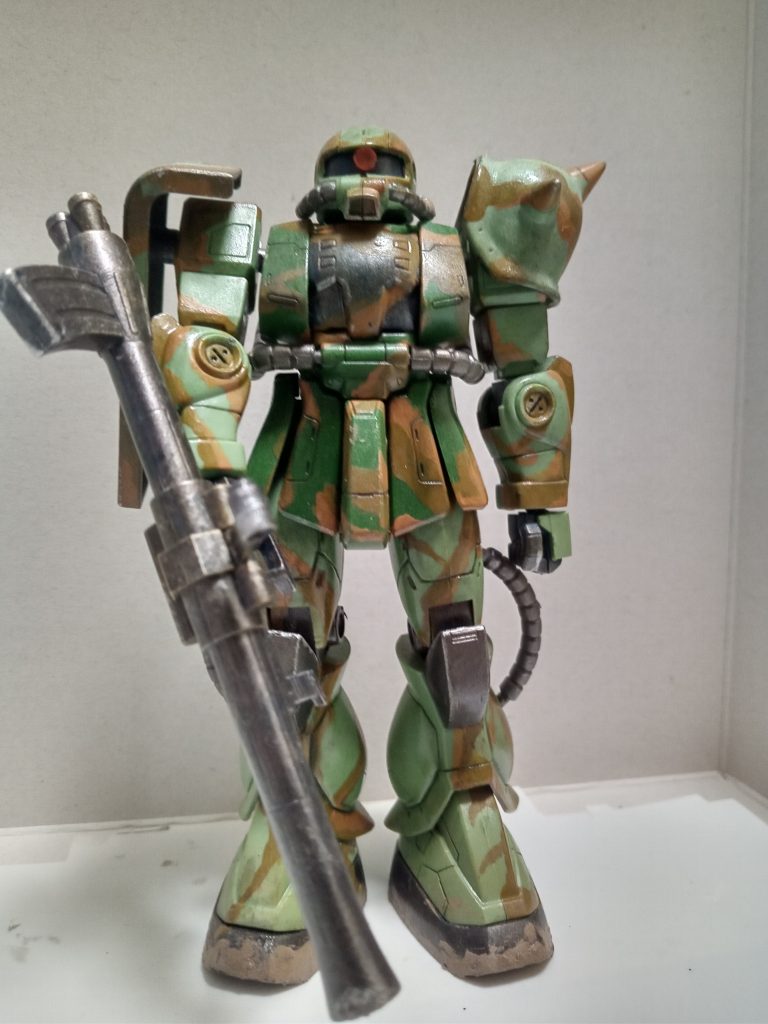 このザクⅡを作る以前はかなりブランクがあったのですが、たまたまネットでガンプラの記事を拝見してふと久々に弄ろうかと思いなんとなくで迷彩塗装までしてみたものです。正直迷彩塗装なんて初めてでしたのでルールがあるのかどうかも分からず、思いつくままになんちゃってで塗ってます^^;