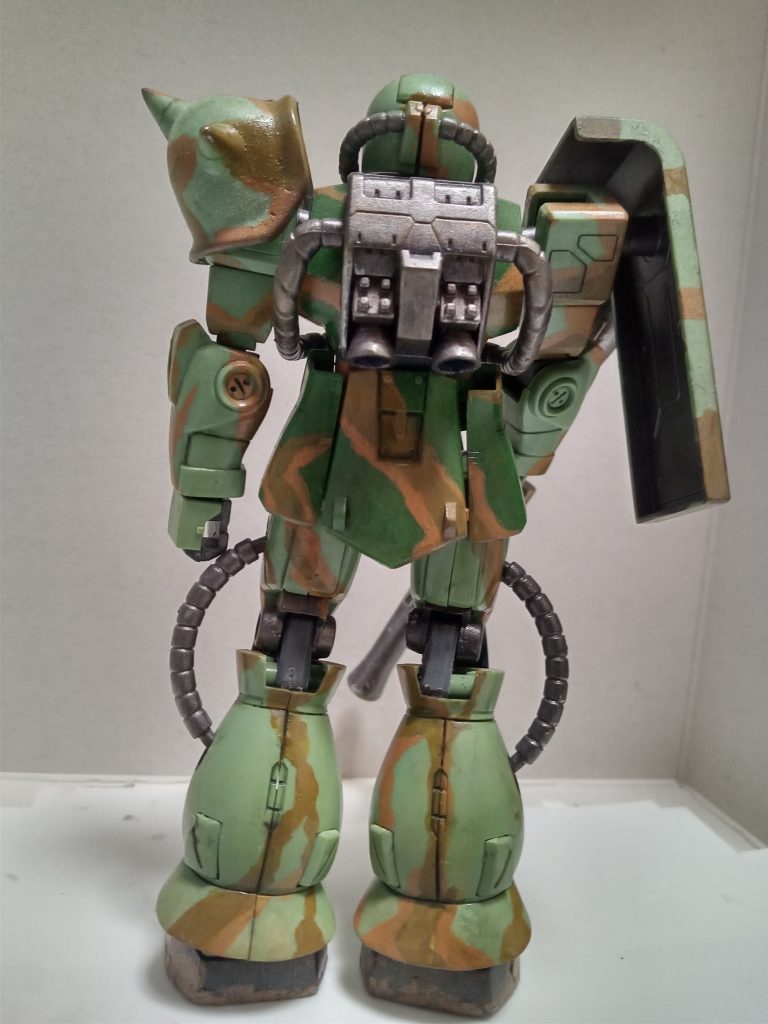 関節のポリキャップは後ハメ用に切れ込みを入れてしまったたのでちょっとゆるゆるです。