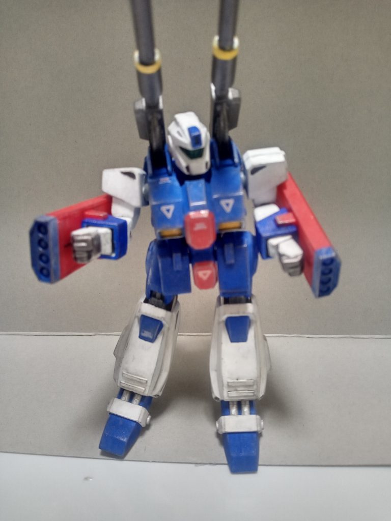 このキットは1/100スケールにも関わらず1/144と比べてもかなり小さく可愛いです。変形構造も中々ユニークなんですが、そのせいで首周りがポッカリ空いてしまうのが気になりました。いずれにしてもカッコいいし可愛いしで今ではお気に入りの機体です。