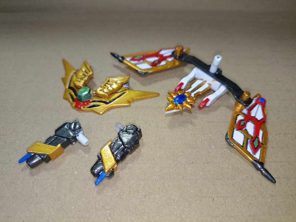 鍬形は厚み方向は完全に固まりだったのでちょっと彫り込んで結晶と角を分けた。超破大目牙砲はなぜか完全に無いことにされてたので自作。光の心眼石も、おまけギミックのなんちゃって鳳凰のせいで裏面扱いで何もなかったのでチマチマ追加。バックパックから心眼石に伸びる板も少しだけ延長。結局前からは見えない…羽は肩から生えてたのを板を追加してバックパックに移動。ほんとは馬脚の横から生えてんだけど、前から見えなくなっちゃうのと、丸棒が延びてるのはダサいと思ったので。