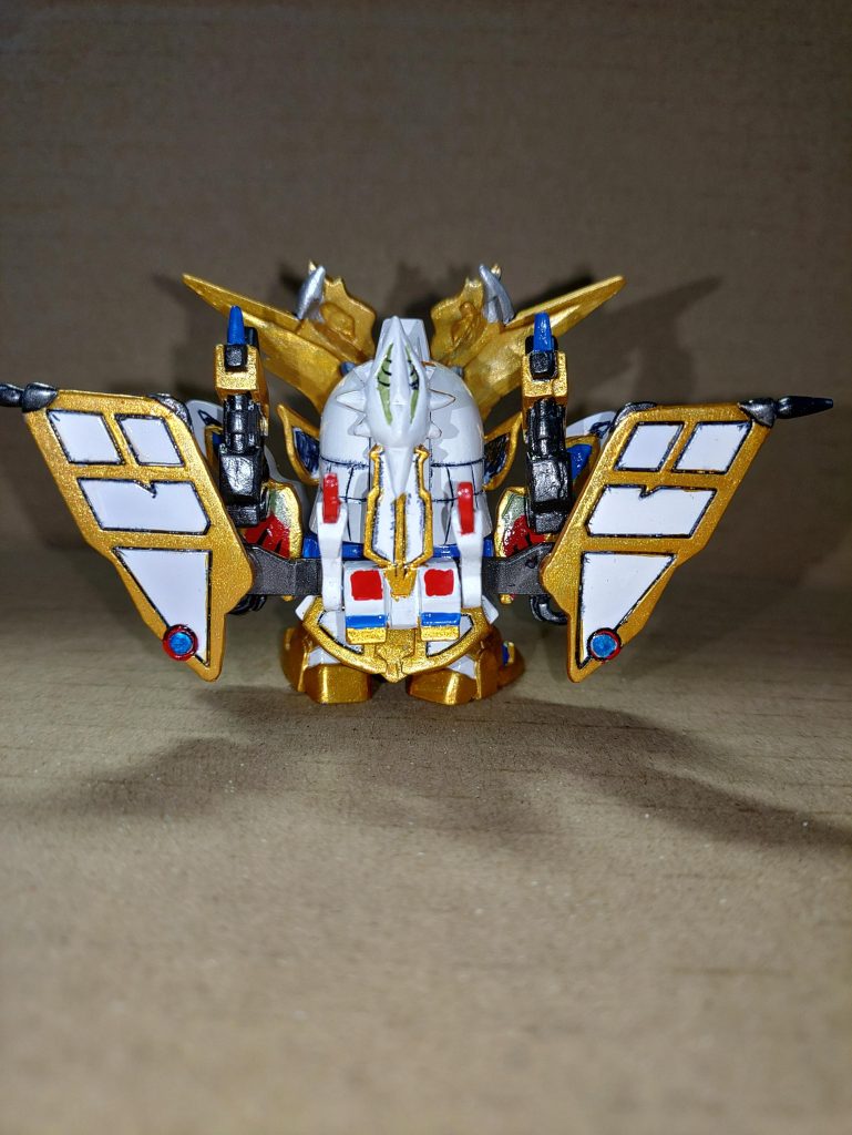 後ろ姿。なんちゃって鳳凰がよく分かる。一応大将軍コレクションの特徴&削るのも面倒なのでそのまま。変形スタイルが違いすぎて意味ないので鳳凰形態は無視。今見たら墨入れが滲んでる?なんでじゃ。