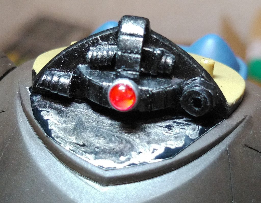 ネットを見ながら改造しました。メカっぽいところはザクマシンガンを刻んでそれらしくしています。