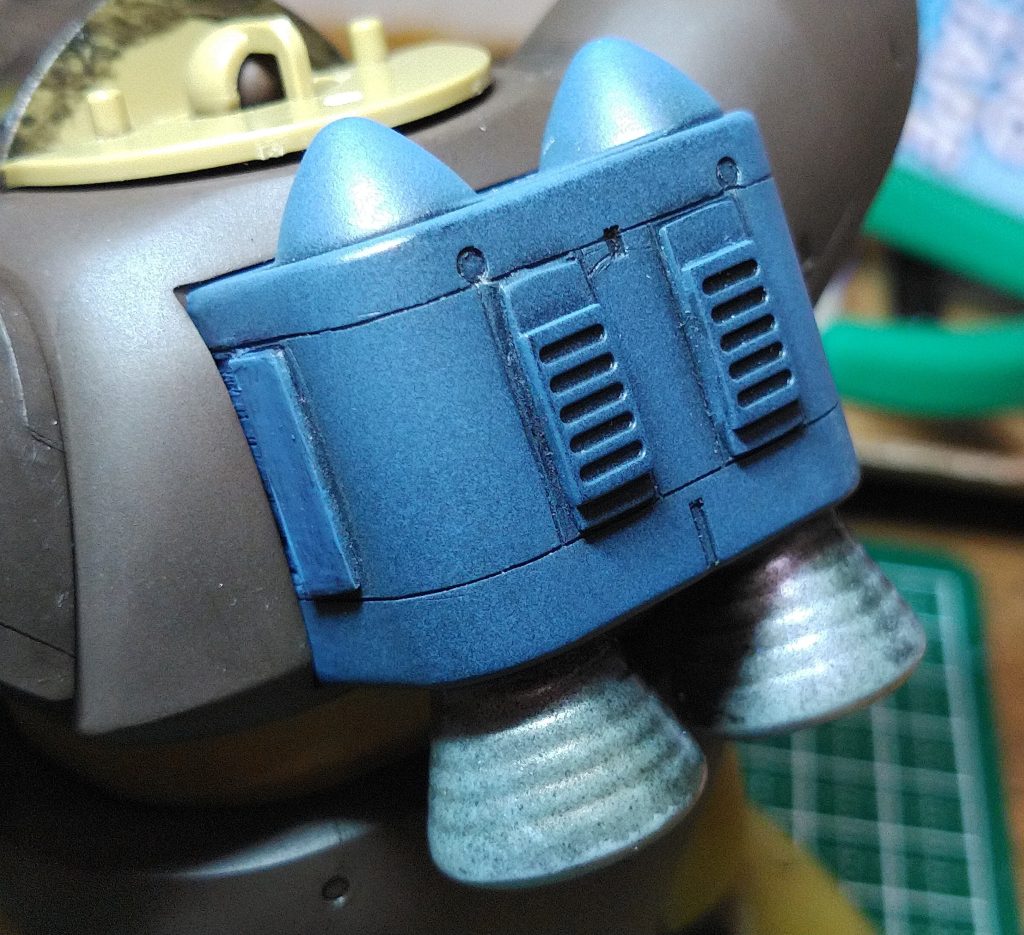 背面にディテールアップパーツ、側面にプラ板を貼り付けました。