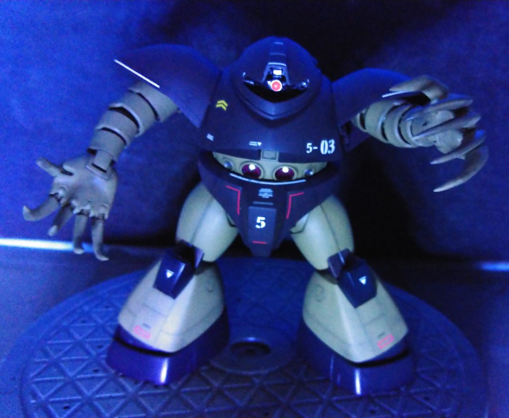 モノアイとお腹が蛍光塗料で光ります。