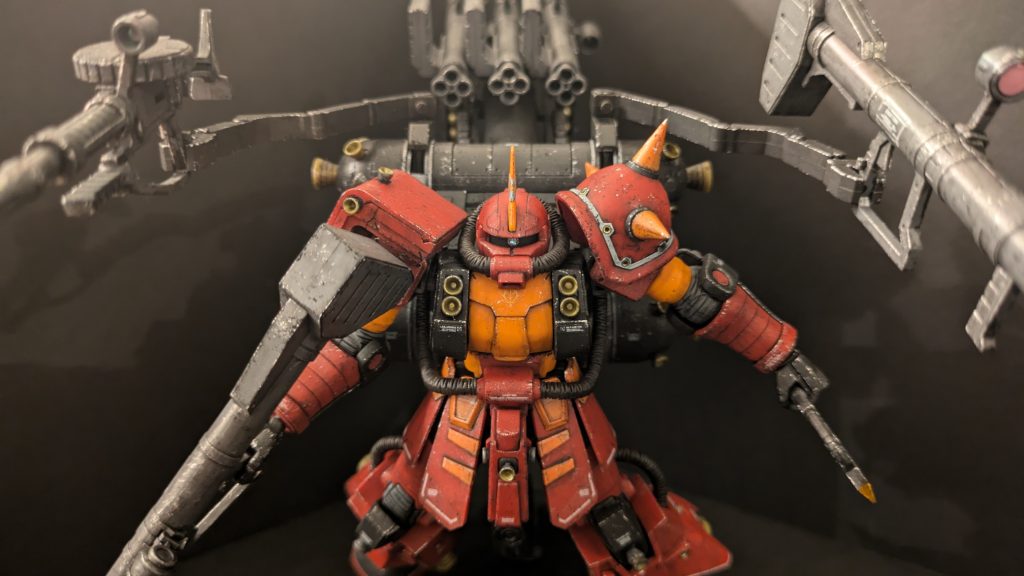 正面からです。ちなみにこいつの重さを計ったら170gくらいありまして、それなりに丈夫なはずのアクションベースがグラグラします。その上、変なところを掴むと細かいスラスターとかが外れてどこかに消えてしまいそうなので、複数のポージングは勇気がなくて出来ませんでした;