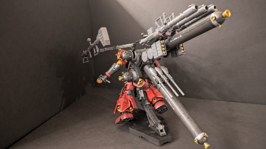 リアビュー左後方。艶消し黒で塗ったアクションベースなのですが、稼働部分の塗り忘れがよく目立っています。