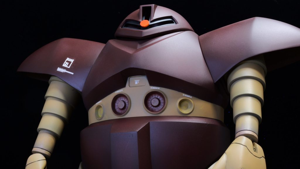 元太くんに見えてきました。全体の下地はエッジ部分にガンメタを吹いてからグラデーション塗装しています。肩等は船底色（ココアブラウン）、腕はサンディブラウン、モノアイは蛍光ピンクで塗装しました。メガ粒子砲、発射口はエナメルで塗装しました。最後に艶消しトップコートを吹きました。