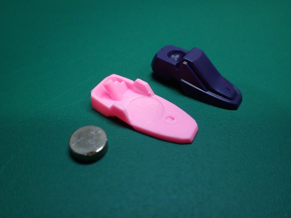 ネオジム磁石を入れるための改造。