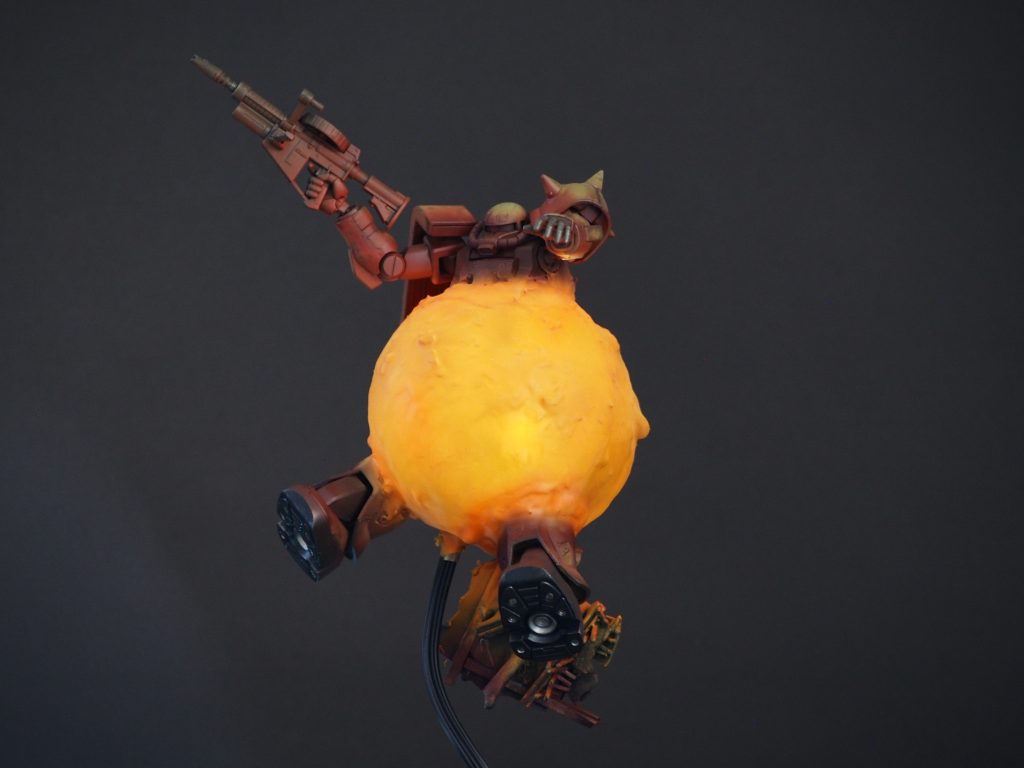 左手の二の腕が高熱になっている様に見えますが、蛍光塗料で上手く表現できました。