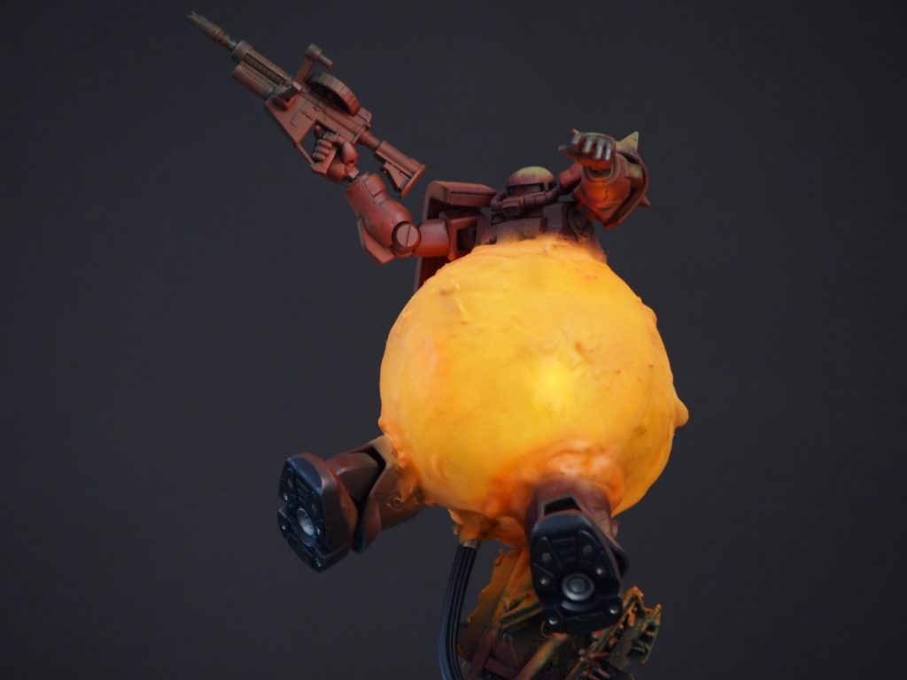 塗装できていないエフェクトの一部と、ザクの焼き表現を追加してかんせいです。