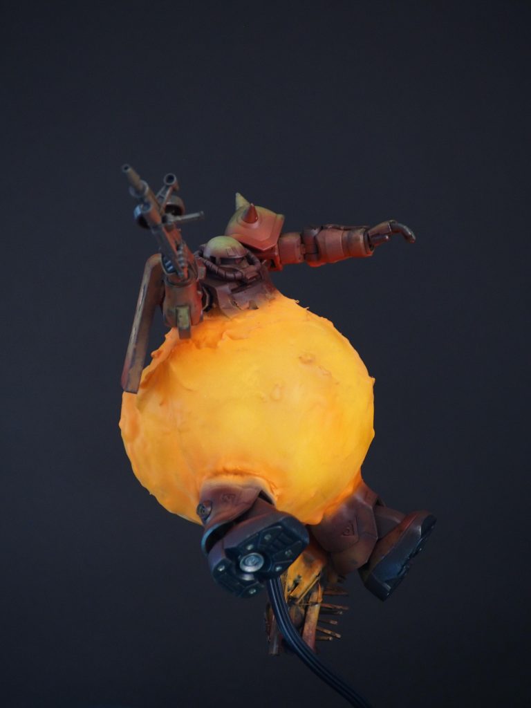 エフェクトの中には100円均一のLEDライトが仕込んであります。