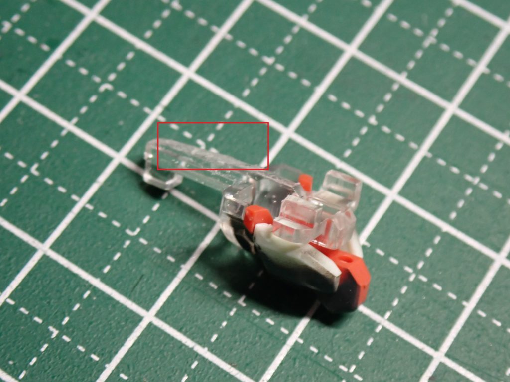 こちらは頭部の合わせ目けしのための後ハメ加工。赤い部分を切断。