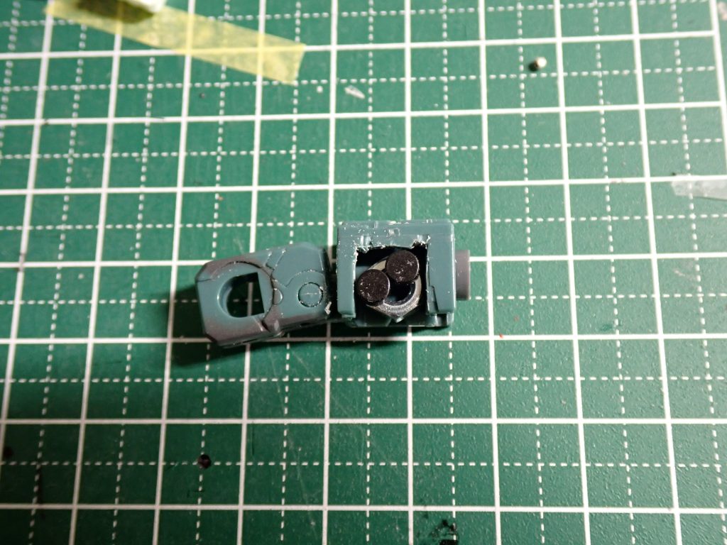 腕部分製作過程。ナットで高さを調整して上にネオジウム磁石。