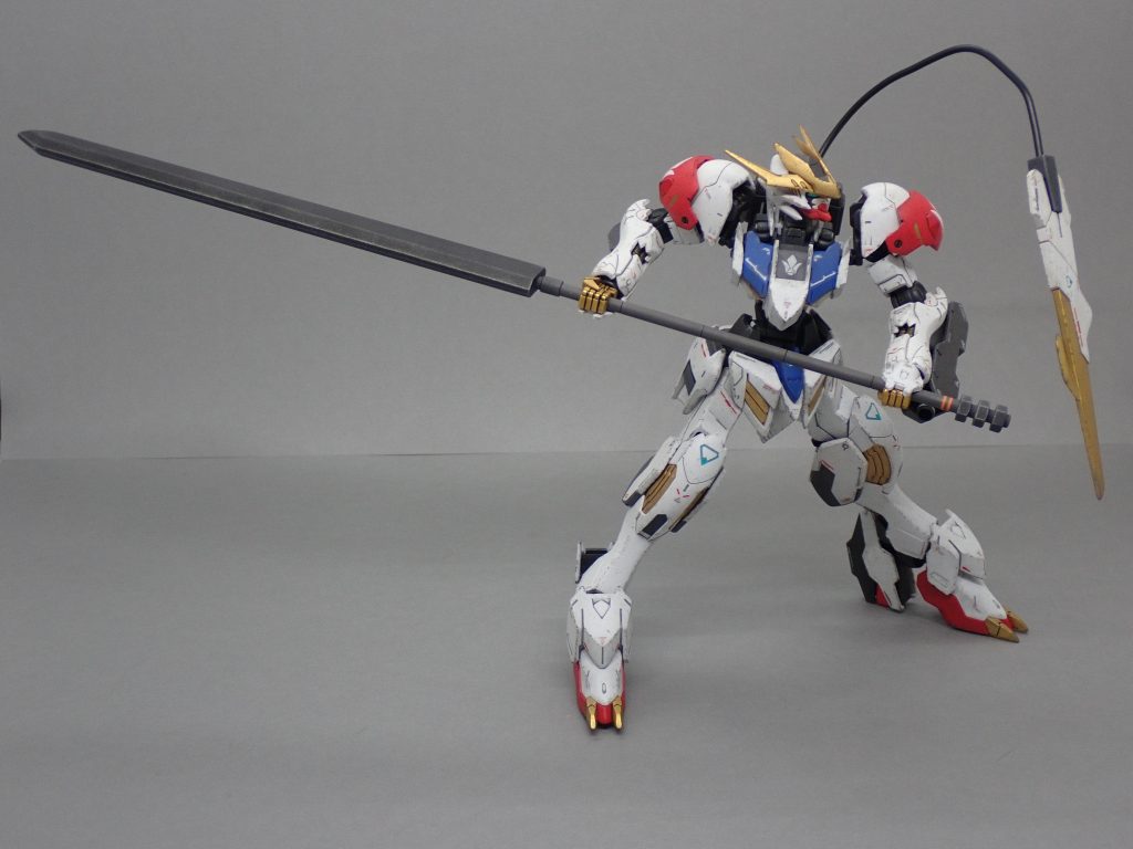 ロングソードメイスるろ剣の斬馬刀風デカい武器。柄が長いと両手持ちしやすい。ブレード部はプラ板厚さ５ｍｍ（２ｍｍ、１ｍｍ、２ｍｍ）。柄は外形３ｍｍ、内径１．２ｍｍプラパイプ。中にステンレス線を入れて補強。石突部分にはポリカーボネイト六角ナットを使用。