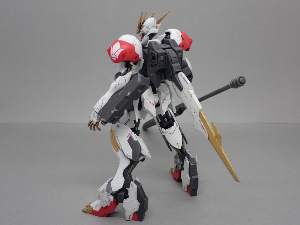 白部分全体にマルチグレーでウォッシング後、チッピングを足しました。