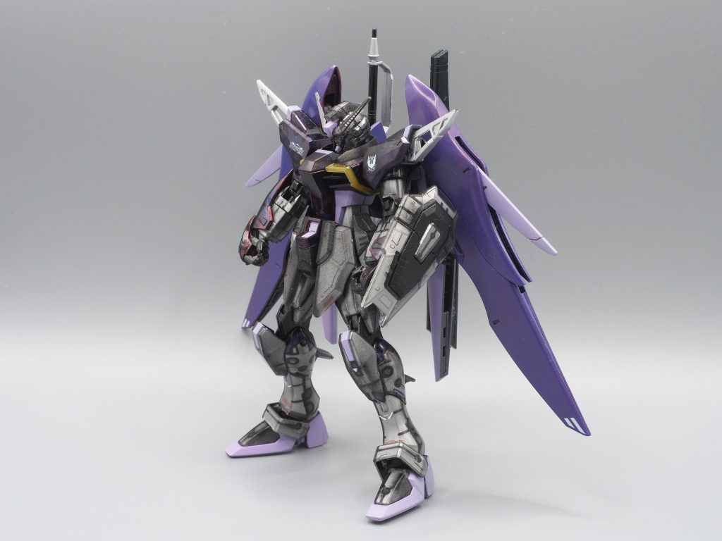 パーツ洗浄の後、クリアパーツの裏面からMr. カラースプレー シルバーを吹きました。その後、AQUEOUS水性ブラックサーフェイサー1000を重ね塗り。元々のクリアパーツがダークカラーなことも手伝って、引き締まった印象に。「じんべえ」さんの作例を参考にしました。