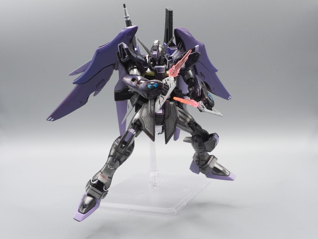 デスティニーインパルス風を目指したものの、予定より紫よりになりました。紫部分について、濃い紫はMr. カラースプレーのパープル、薄い紫はガンダムカラースプレーのMSパープルです。