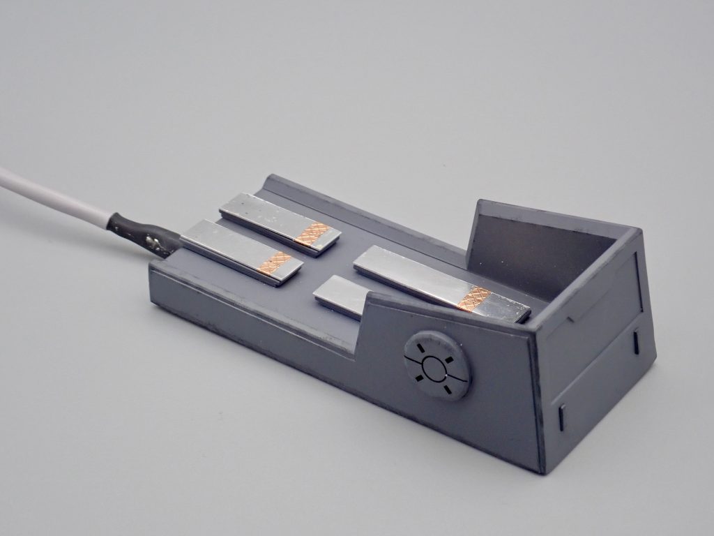 ソケットにはアルミ板と銅箔を使用してジオラマとつなげています。 