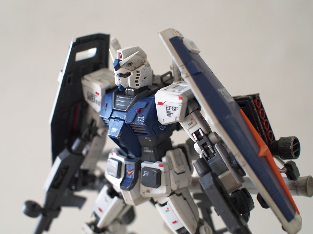 胸部アップ。レッドポイントは透明プラバンを細切りにし、クリアレッドを塗ってちまちまと作っています。多過ぎないよう、くどくなり過ぎないように配置するのに気を遣いました。