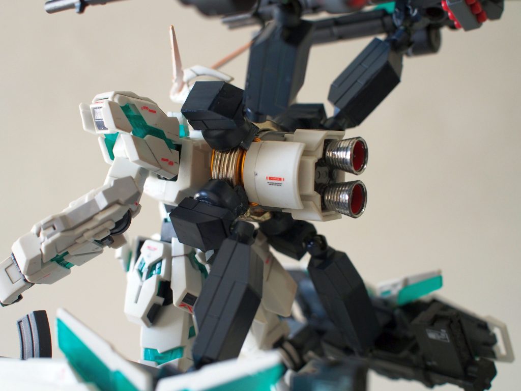 ”HOFUND”のアップ。バーニア部分は、フルアーマーユニコーンに付属のプロペラントタンク端部を流用しています。リング形状部分は、100均で買ったキーホルダー用の鉄のリングを3つつなげて接着したものです。正真正銘メタルパーツです。金色のコイル部分は、手持ちのアルミワイヤを加工し表現しています。