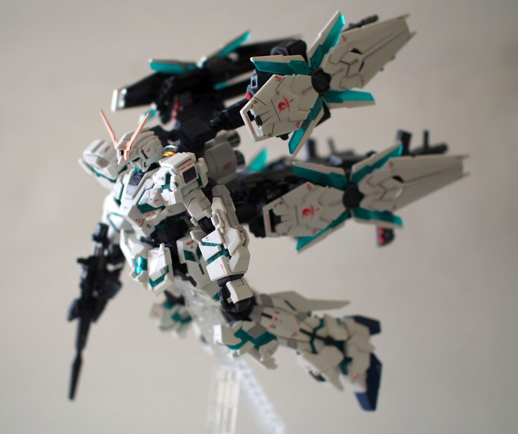 クルーザーモード。シールドの持つサイコミュの力を推進力に変え、スラスターを補助する形態。ただ、この形態でスラスター吹くと実弾武器に引火して危ないですね…。まぁ、カッコよさ優先で。