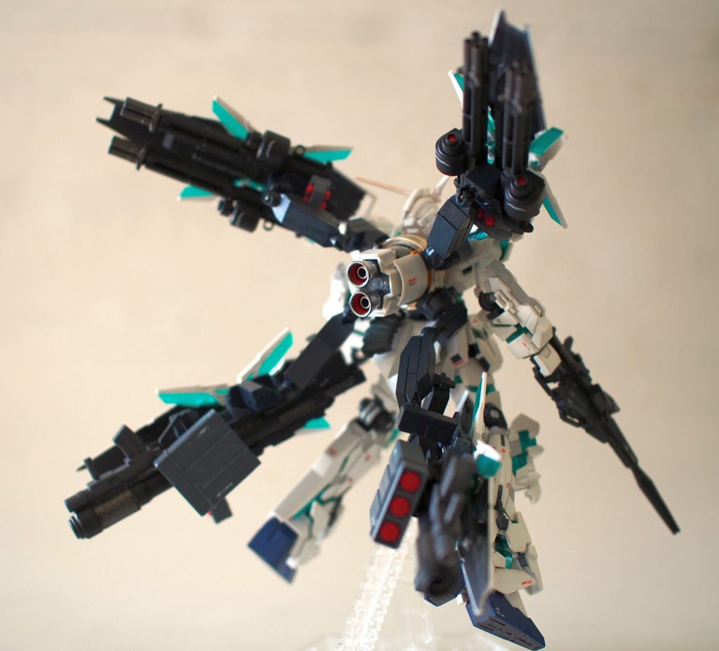 バックショットはこんな感じです。オールレンジにて背後の敵への迎撃も可能。裏はダーク系のパーツ面積が多く、表側とは違ったやや禍々しい印象になります。