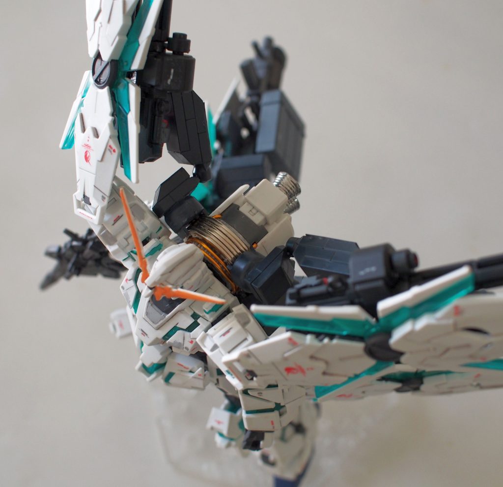 バックパックユニットとして追加された ”H.O.F.U.N.D” が本機の特徴です。ちょっと強引ではありますが、High-performance Orbital Framed Ultra-Nerve Device、（超知覚性高性能円環型デバイス）の略、としての意味も持たせています。パイロットの精神に感応し、攻撃、防御、推進といった用途に素早く反応する4つのアームから構成されています。アームはリング形状のレール上をそれぞれ独立して自在に滑走し、目的とする用途に合致するように武器＆シールドを移動させます。Hofund（ホーフンド）はヘイムダルの持つ剣の名前から拝借しています。ちなみに、北欧神話におけるヘイムダルの持ち物として有名なのは、ラグナロクの訪れを知らせるギャラルホルンですが、ガンダム界隈でギャラルホルンというと鉄血のオルフェンズ感が強烈で、某組織しか思い浮かびませんので、もっとマイナーなアイテム名を選ぶことにいたしました。