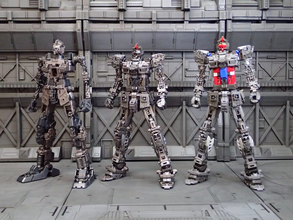 並べて撮影。左のものはRGガンダムMk-IIに若干装甲を追加したものです。