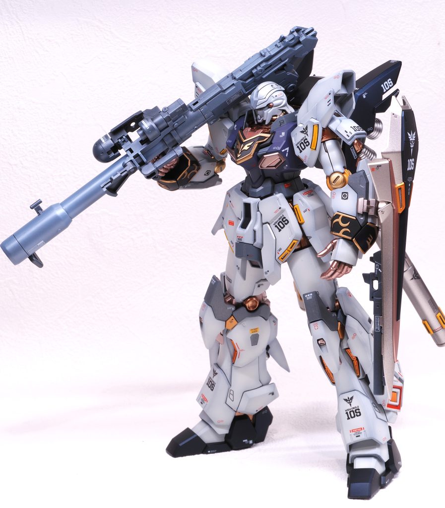 バズーカは下地に塗布した黒を残しながらシャローオーシャンブルー+スーパーファインシルバーで塗装しました。