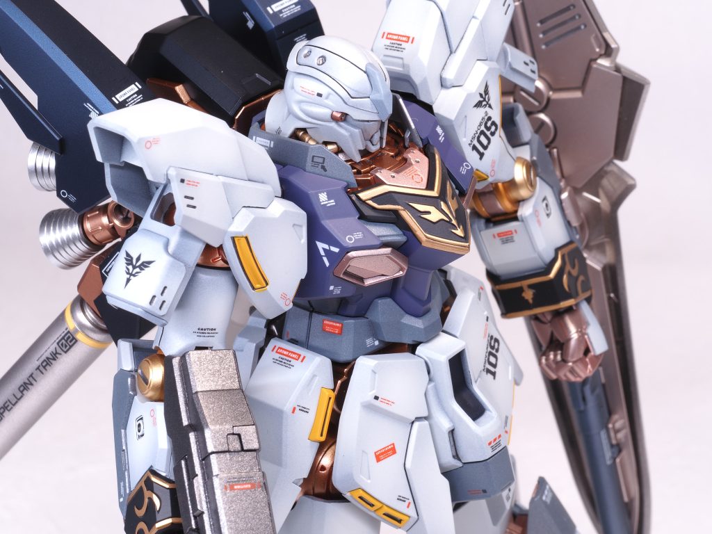 ボディ本体はダークパープルです。