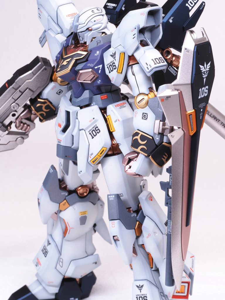 グレーの部分はミディアムグレー+スターブライトアイアンにて塗装したのでキラキラした感じが少しあります。