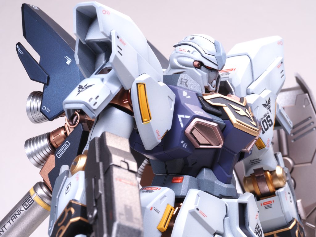 エングレービングはエナメル溶剤でふき取っていたら手首のパーツの張り合わせたところがパリっとはがれてしまいました。修正したもののほかの部品と色が合わず、結局全部再塗装直しました。(最初のエングレービングの下地はオレンジよりの金でした。)