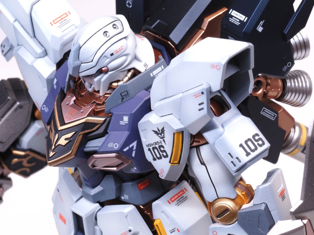 ヘッドは後頭部と目の上のひさしに合わせ目ができるので塗装した部品(目と口)を組んだあと、その合わせ目を消して目と口とバルカン部をマスキングして塗装しました。