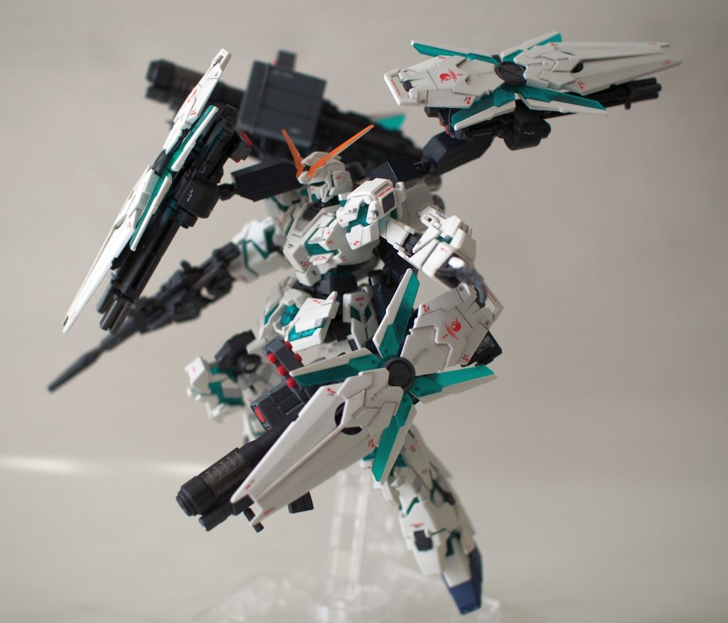 マルチモード。2枚を防御に使いつつ、全面と背面にも銃口を光らせるスタイル。