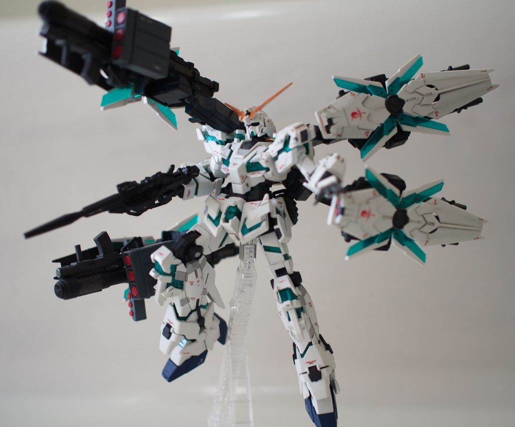 片方に実弾系、もう一方にビームガドリングを寄せたアシンメトリーにもできます。