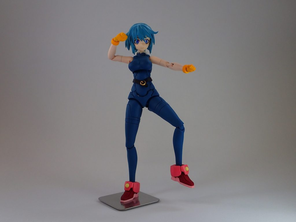 足裏にネオジム磁石を入れているので、流派東方不敗のポーズをとる事も出来るようになりました。塗装剥げが怖くてあまり脚を上げていないですが…。