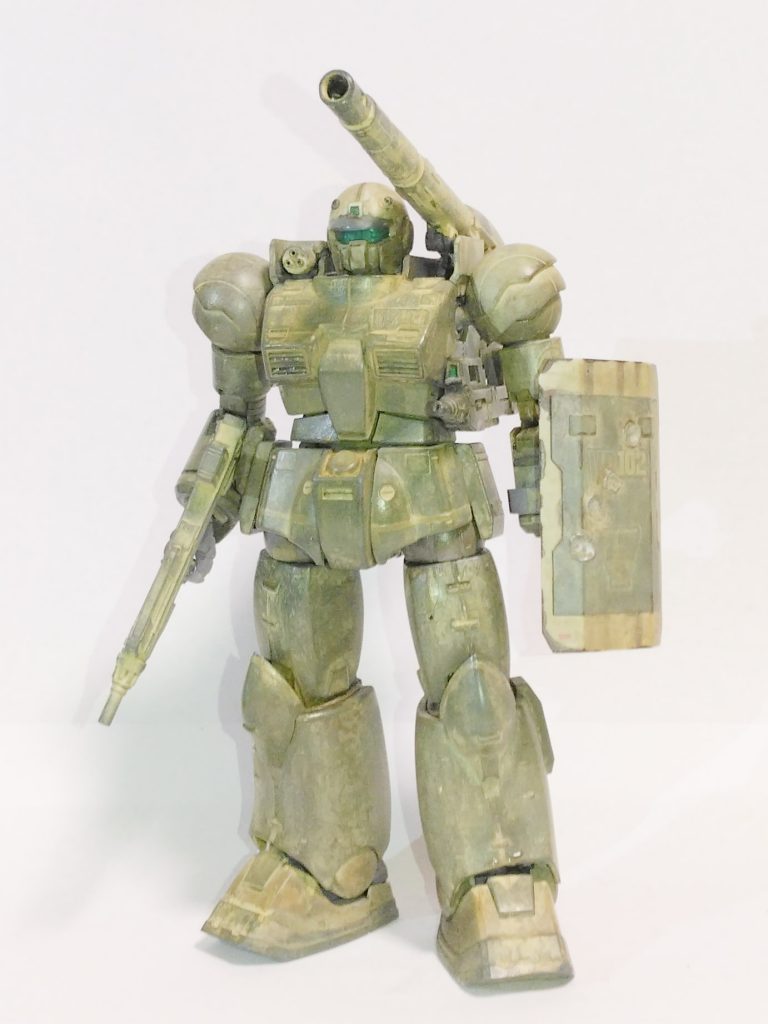 固定武装は180mm長砲身キャノン砲1門、腰部90mmマシンガン1門、肩部バルカン砲1門、頭部60mmバルカン砲1門。またマニピュレータには90mmマシンガン、鹵獲品のザクバズーカが装備できる。
