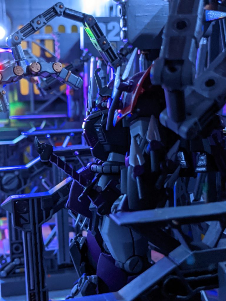 無言でついてくるように促され、案内されたのは艦長室だった。よほど人に聞かせられない話らしい。「君には一つのユニットを破壊してほしい」「ユニット‽何かの部品か?」「いや、それ自体は完成している戦略兵器だ」「物騒な単語が混じって来たな‽資料はないのか‽」「ない。すべて破棄したからな詳細は私の頭の中にしかない」「資料も残せないなんてどんだけやばいもんなんだよ‽」「これから語るものがすべてだ。なのでミッションを終えたらすぐに忘れてほしい。まあ最後まで聞いたらさっさと忘れたいと思うかもしれないが」全ては一年戦争時、ニュータイプ研究所以下NT研が一つの試作品を作り、地球に降下させたことにある。UVによって降下したそれはしかし、地上のジオン軍が回収するはずだったが降下中に位置情報を伝えるビーコンが消失、連邦に撃墜されたのではないかと思われていた…のだが…。